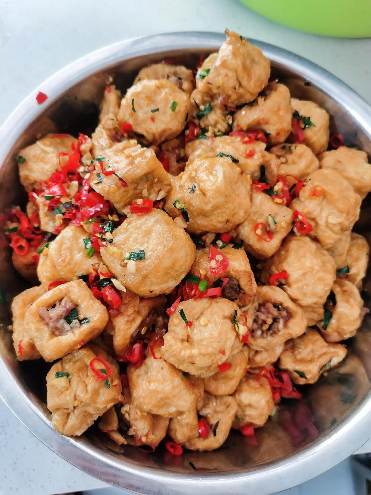 现在的年轻人，吃法很特别，比如“酿豆腐、蛋饺子”，这些菜喜欢吃，如果分开做，猪肉