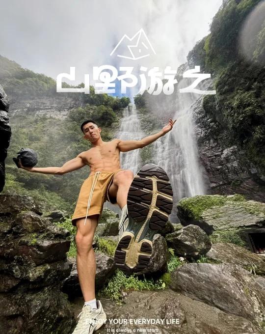 山间路边的野生双子瀑布
自驾G235最美沿山路，一路都是风景
天然瀑布的水量就很