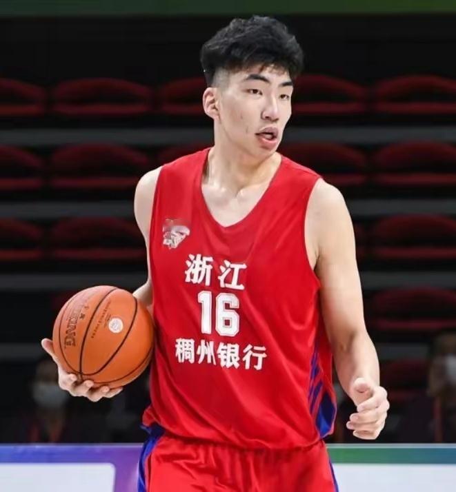 随着浙江男篮被淘汰，休赛期核心球员去向如下1、吴前——带家人去海外度假2、余嘉豪