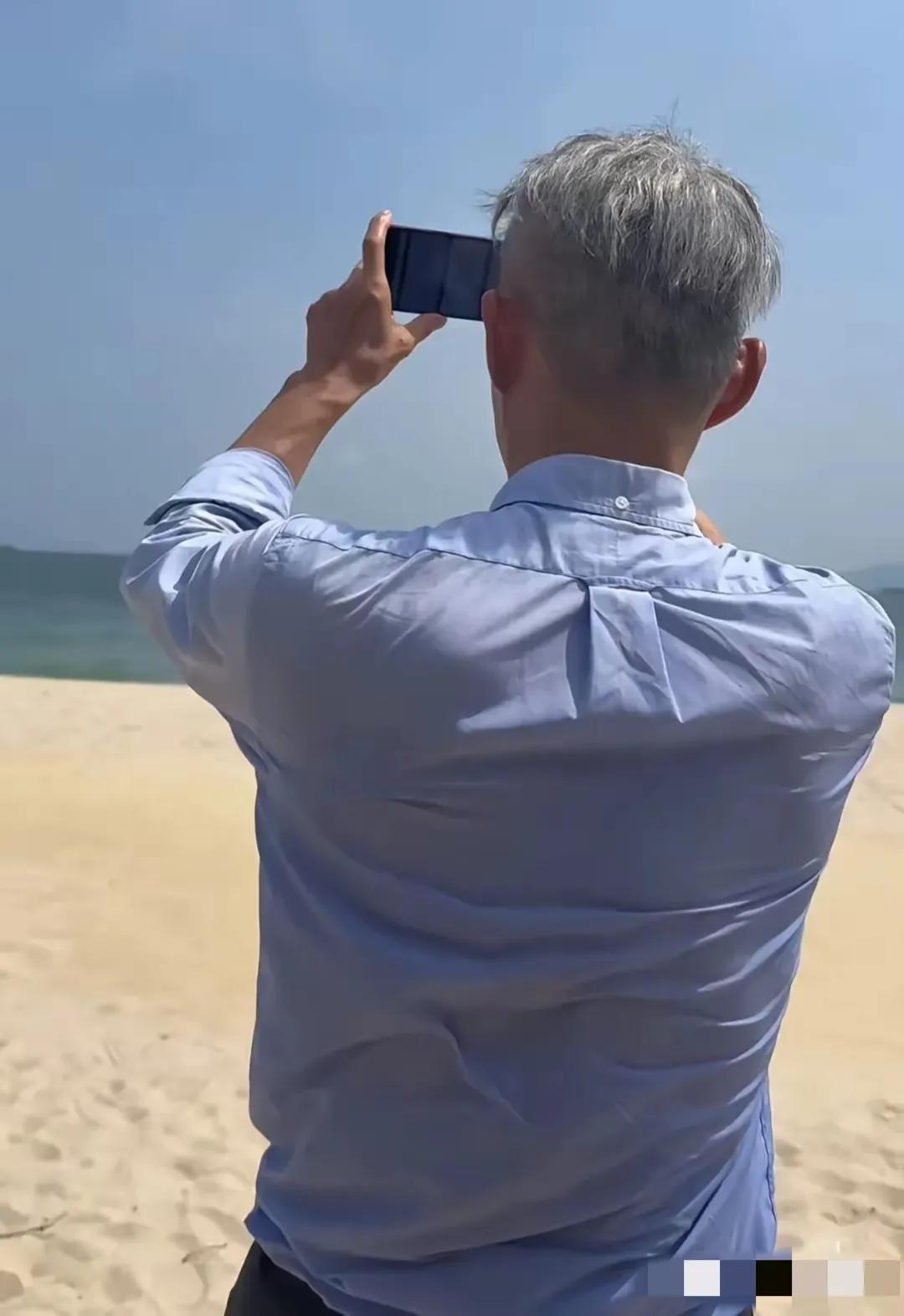 网友们也是操碎了心。

王石去体验滑翔伞，这是他最喜欢的运动之一，别看已经70多