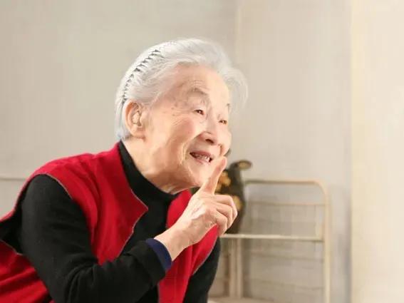 杨绛先生说：
别晒幸福，别晒甜蜜，
别晒发达，也别晒成功。
常识告诉我们，晒会失