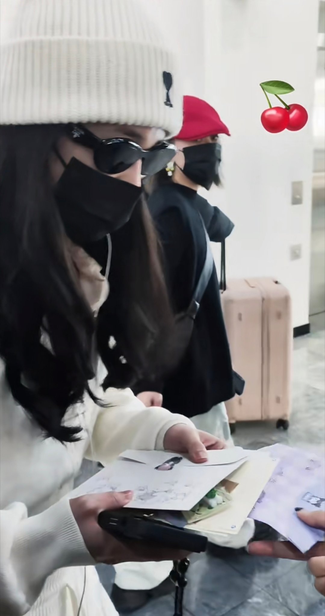 周洁琼出发尖叫之夜机场路透  周洁琼出发尖叫之夜机场路透真的是超美的状态，白色的