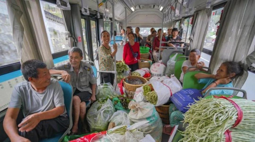南京的友友，你们坐过凌晨4点50分的567路公交吗？
这是第一班车，搭载的都是6