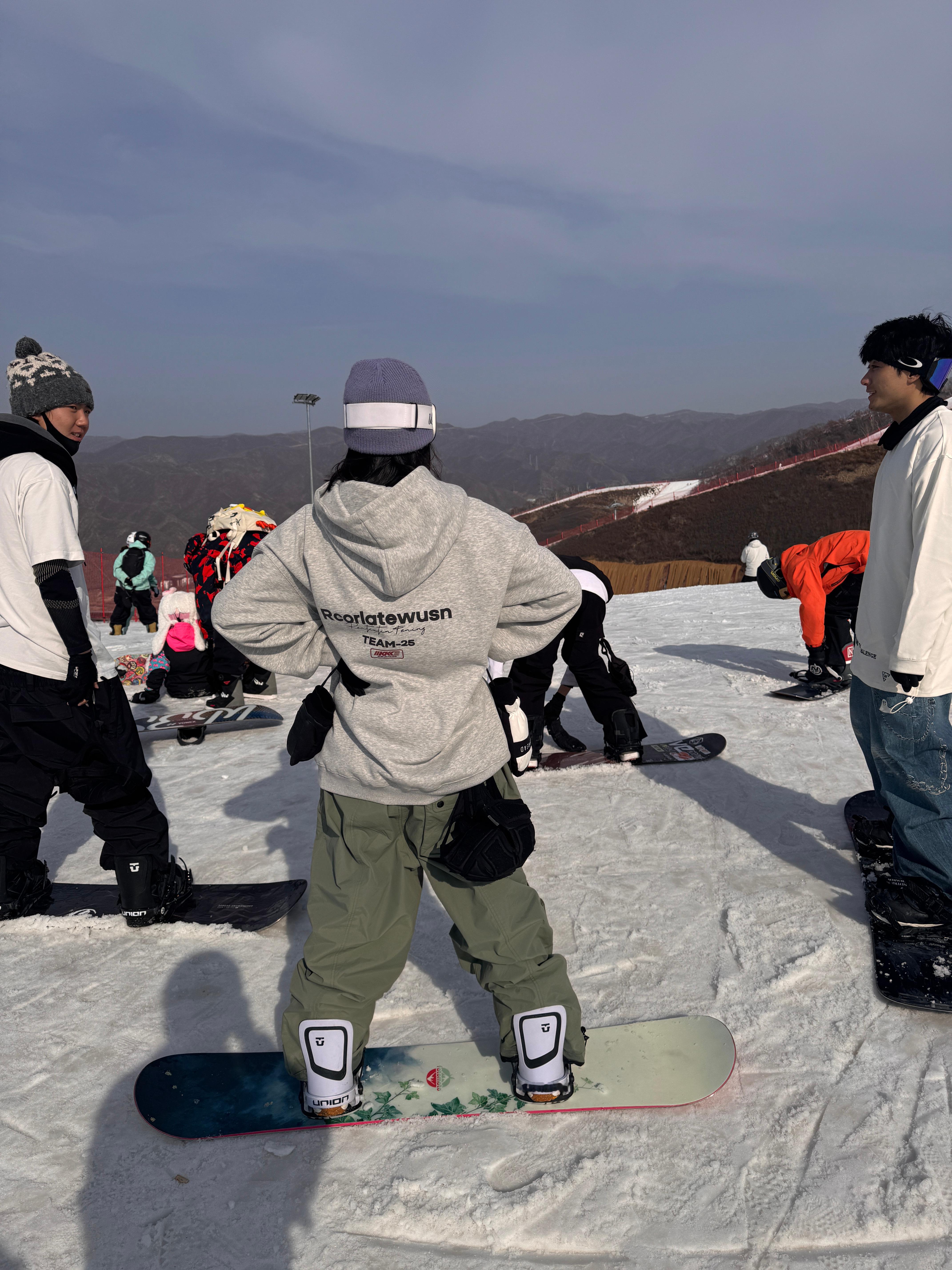 不戴头盔的一看就是玩儿平花的大神。虽然知道他们很会摔、应该很难摔到头…但还是为他
