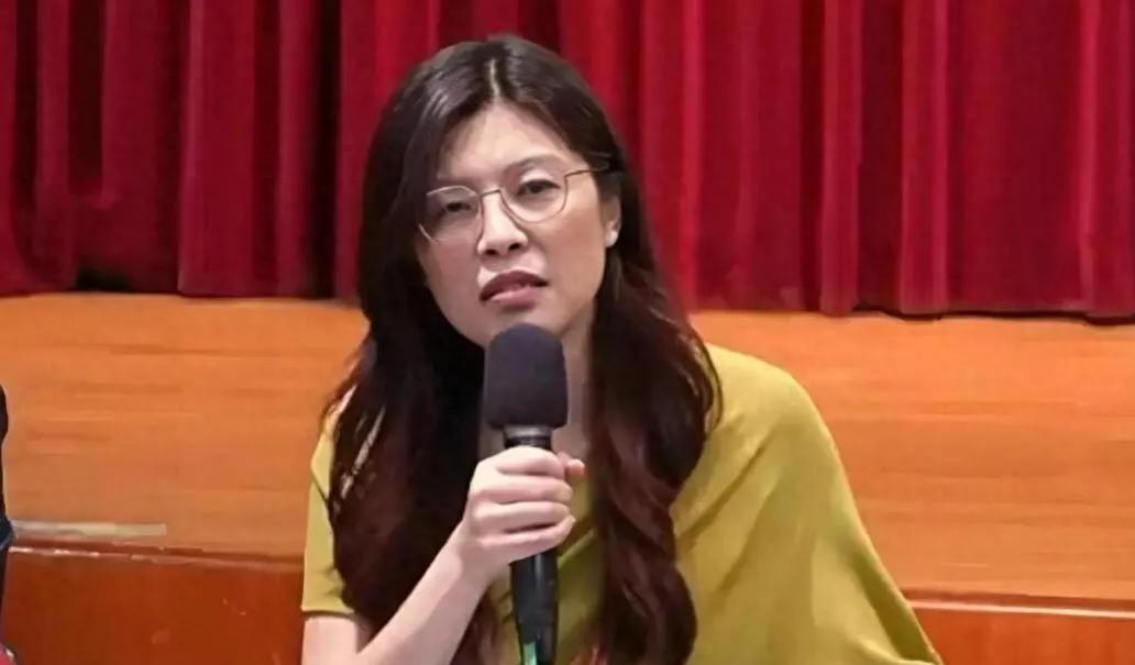【热点评述】郑丽文正在为她不够坚定的立场和不谨慎的言论付出代价，陷入被动局势，她