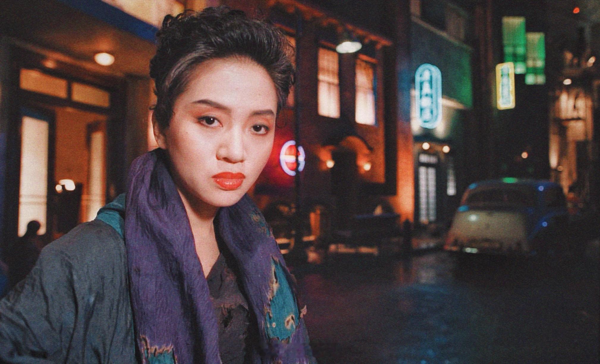 梅艳芳搭乘花絮去幕后 1992年底，梅艳芳梅艳芳 在香港太古汽水厂棚景，拍摄【东