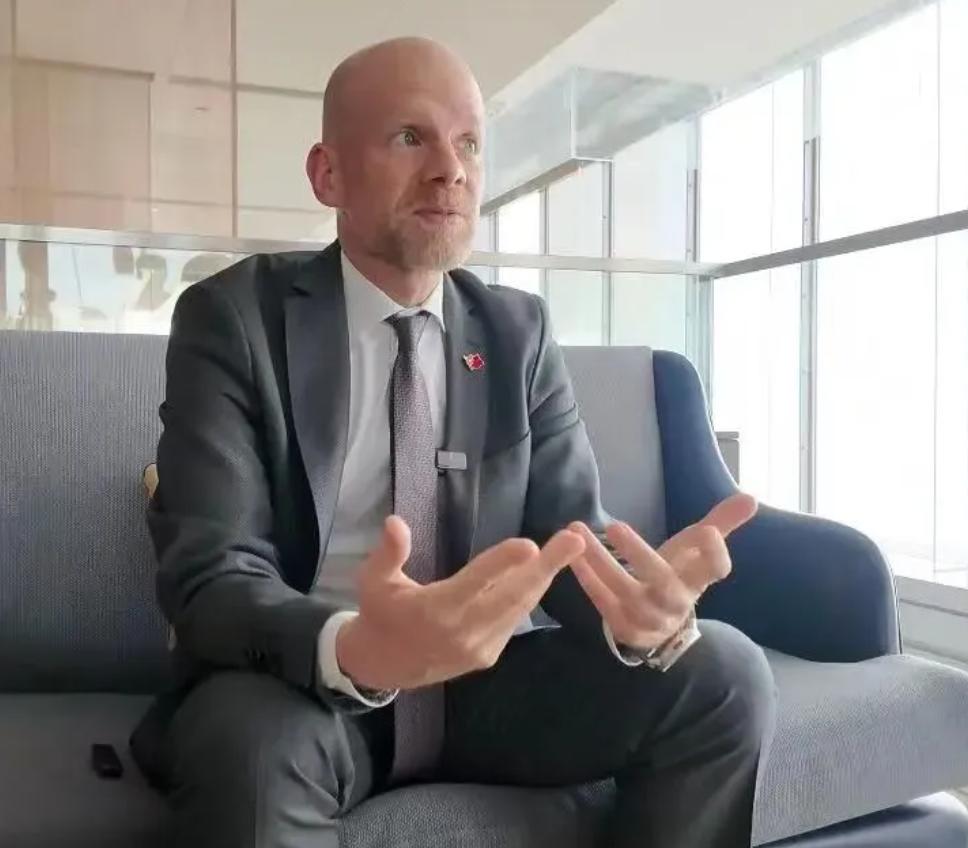 国际足联对中国男足，充满信心。

原来，国际足联秘书长来中国，除了商谈转播事宜之