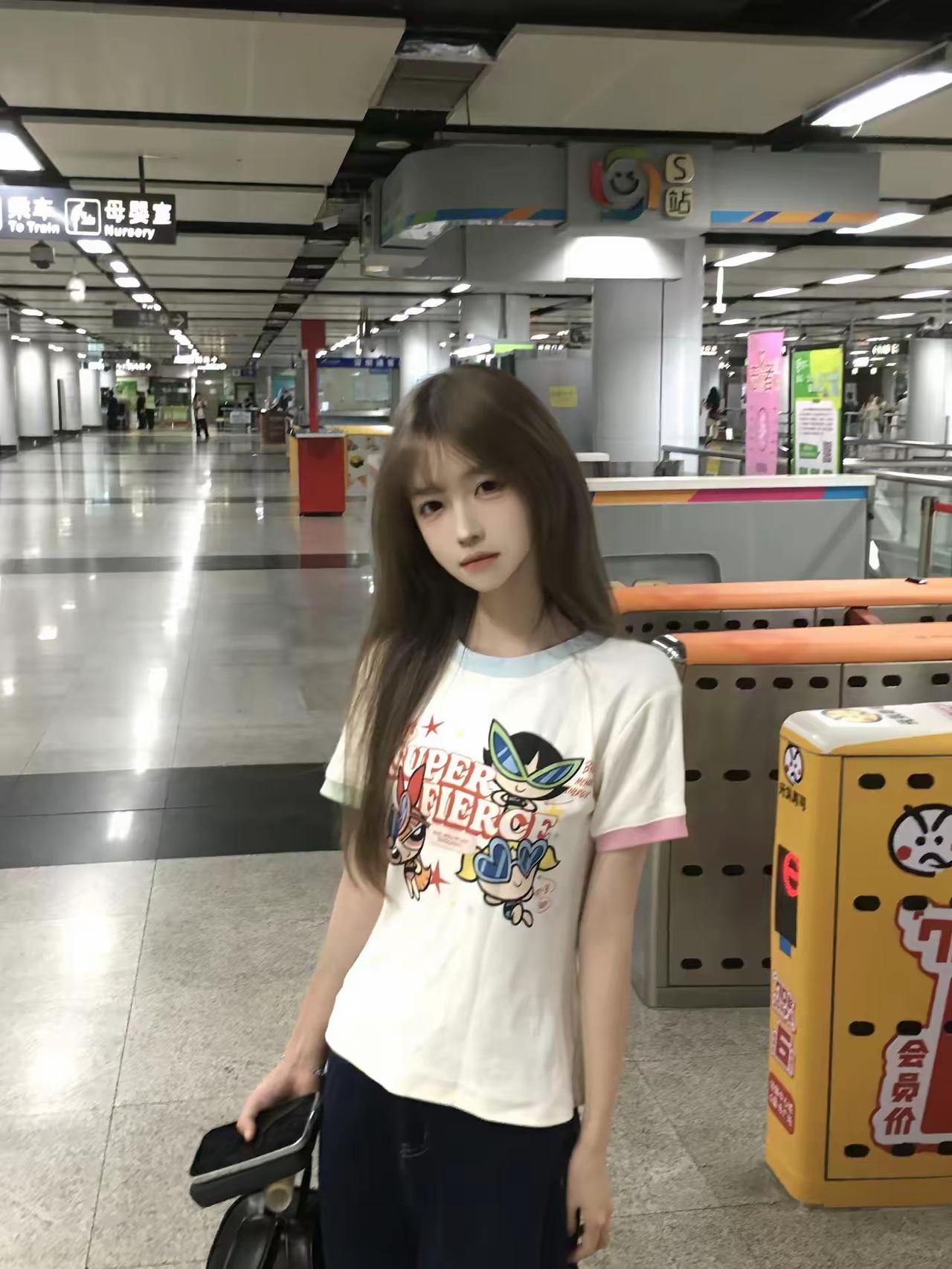 元气少女在地铁站，超级英雄T恤超可爱！