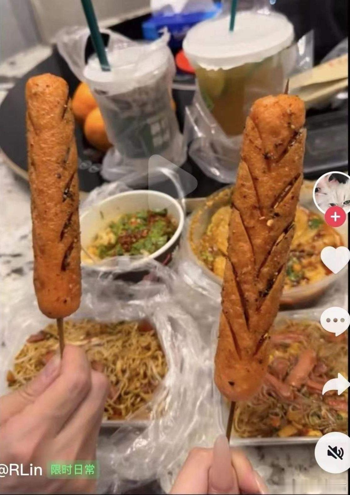 有球迷说朱芳雨都说是徐杰肠胃炎才不去国家男篮的。徐杰跟小女友一整赛前吃烤肠和奶茶