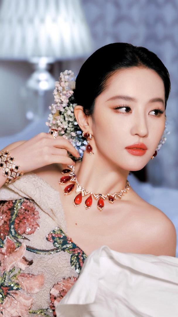 刘亦菲红毯从不失手 刘亦菲收手吧，外面全是你的梦男梦女！VOGUE那场黄玫瑰加冕