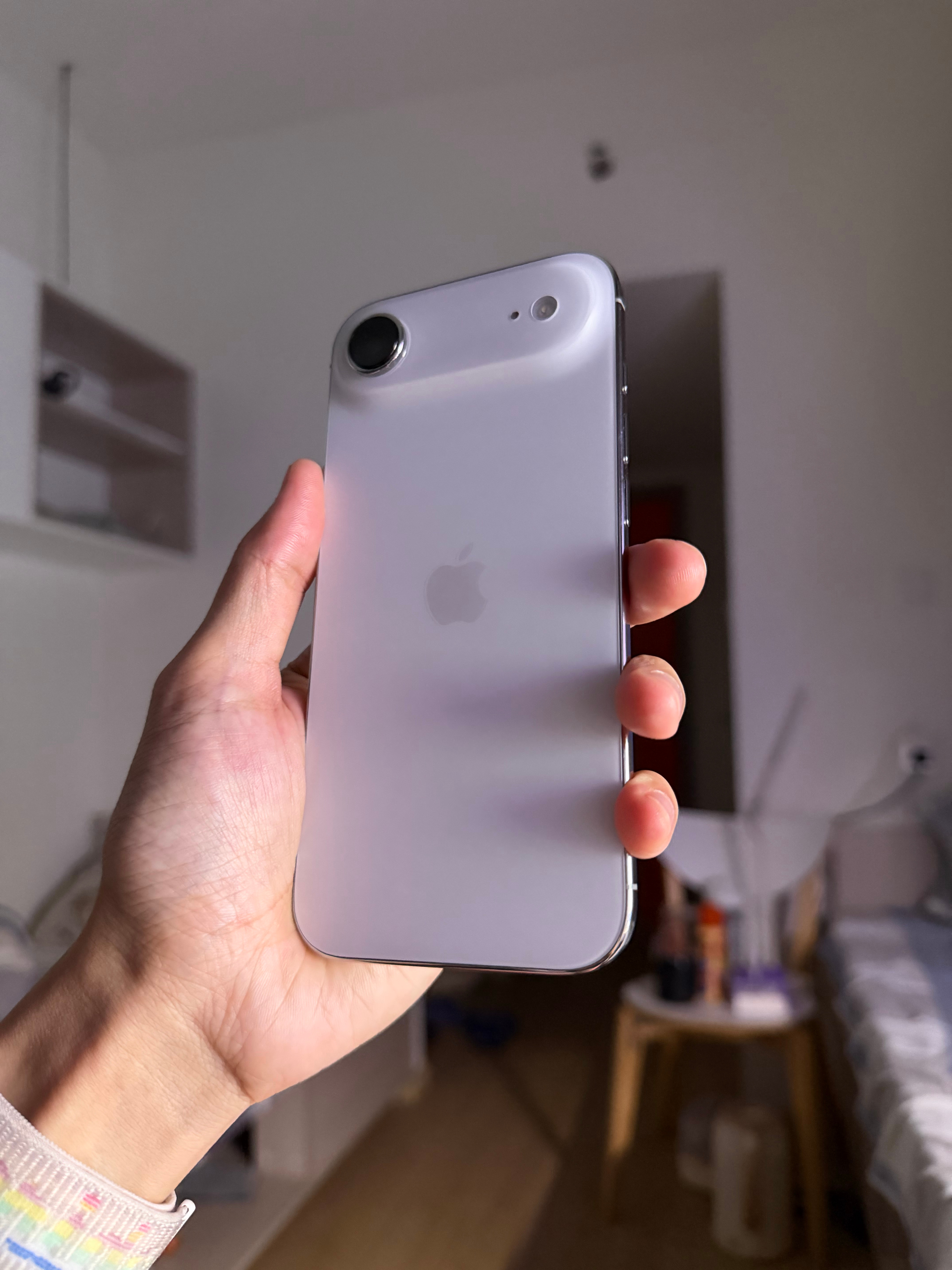 我在想air这手机吧虽然少了一颗超广角但有免强算够得到超广角的前置还能简单补充一