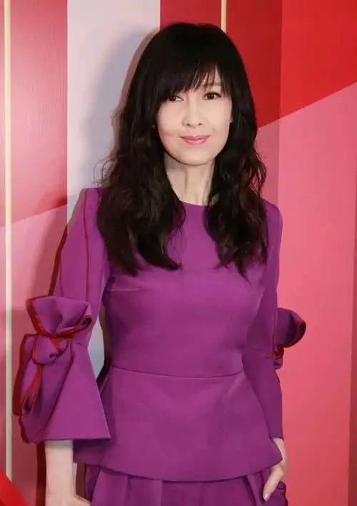 2026年，58岁的“玉女掌门人”周慧敏确认首登央视春晚舞台，这一消息瞬间点燃全