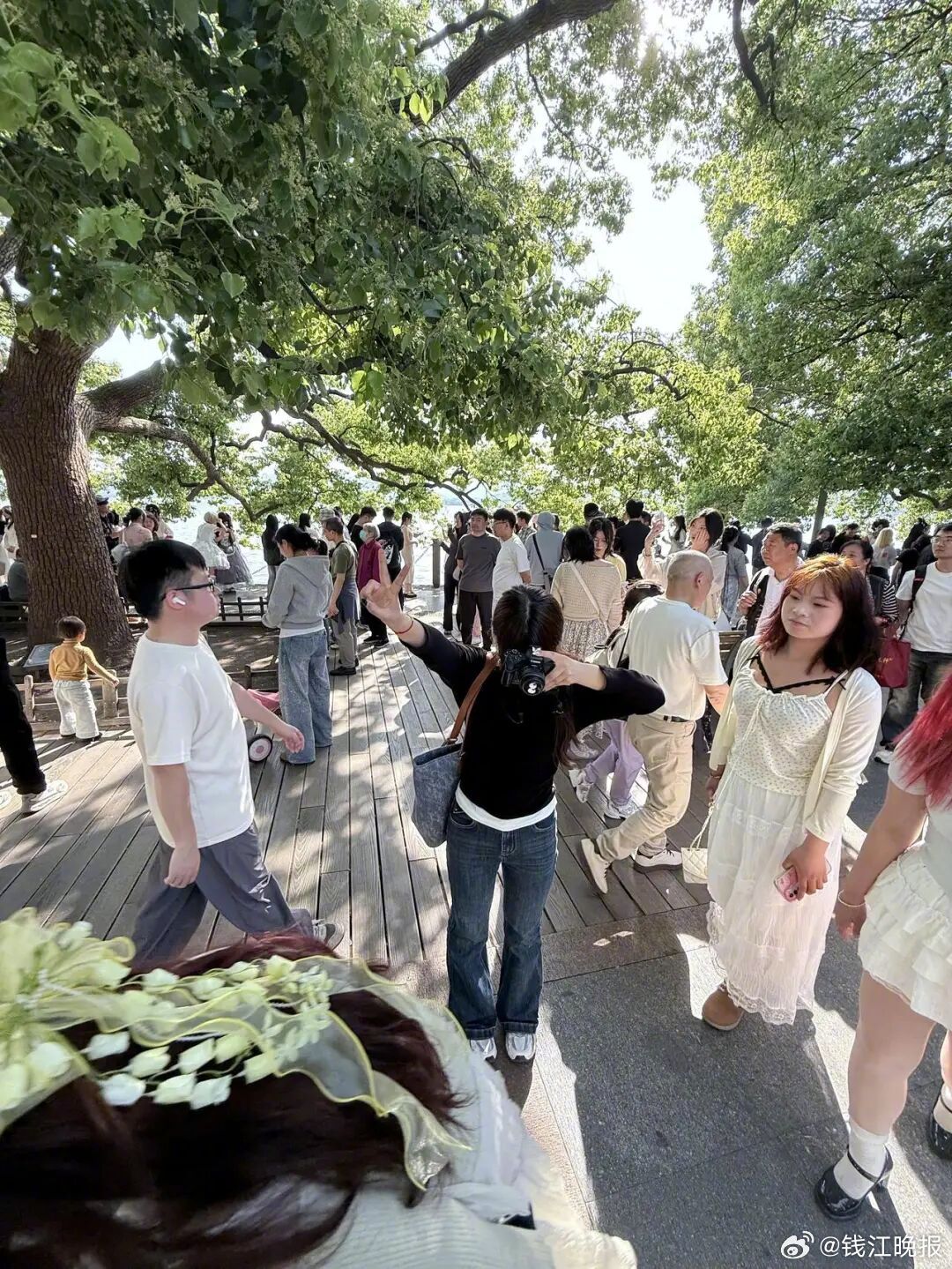 #西湖边00后陪拍师一天能赚大几百#【太火爆了！杭州西湖00后“驻扎”：一天能赚