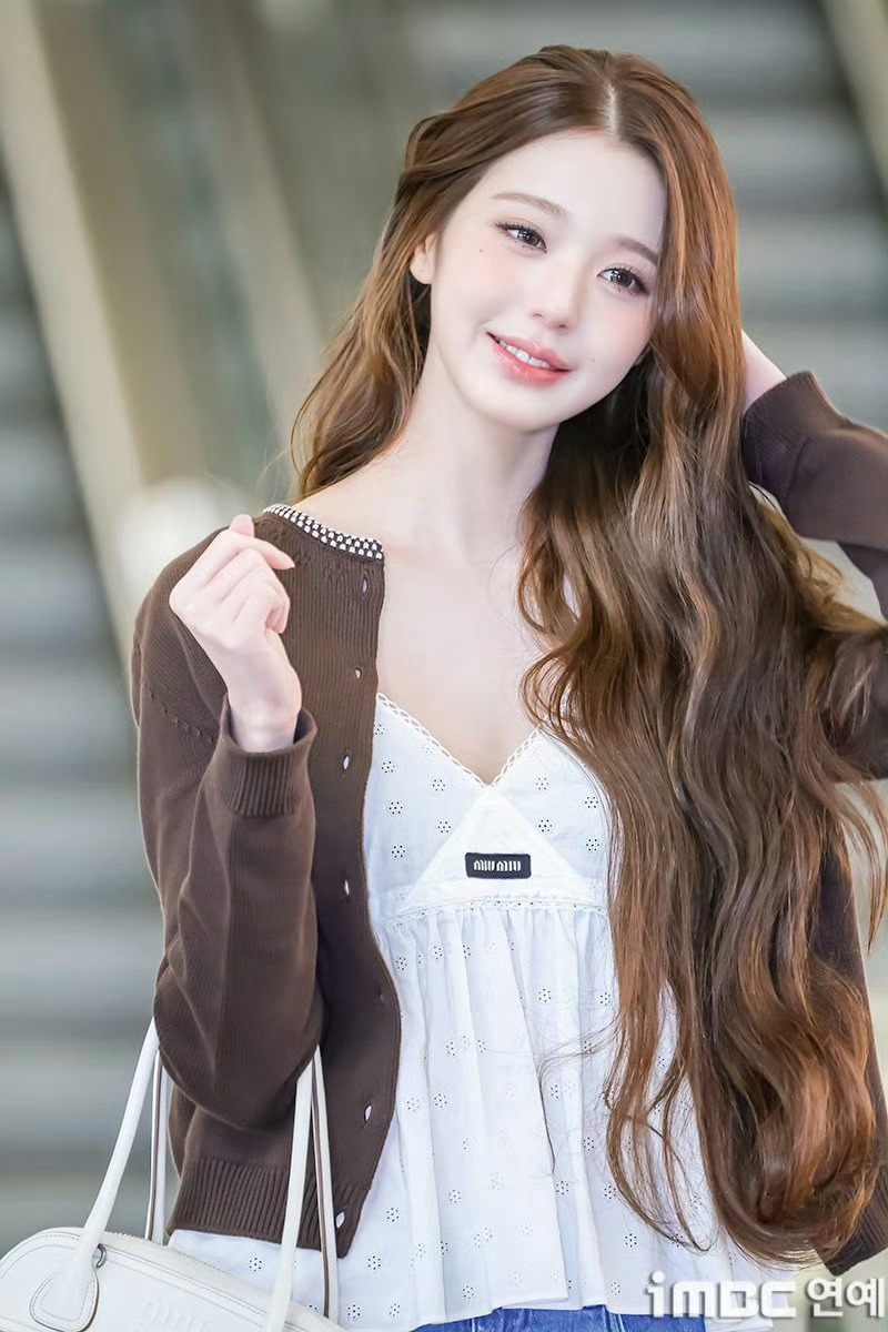 今日机场造型新闻图 ✈️ 穿miu miu 的张元英 📸时尚灵感解读