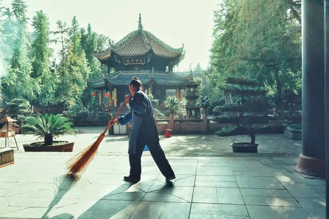 道士教针灸被罚10万！卫健局：已是最低处罚！

道观里师父教徒弟扎针灸，没收费、