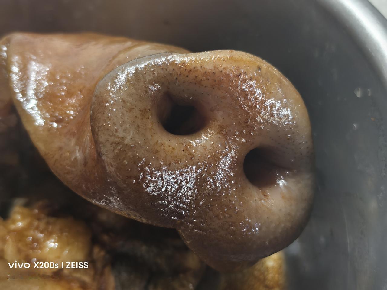 晒出你相册里自己下厨的美味在家卤制黑毛土猪头肉。