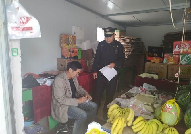 香蕉不合格，你找种香蕉的去，凭啥罚我5.5万！河南驻马店，男子开了一家小超市维持