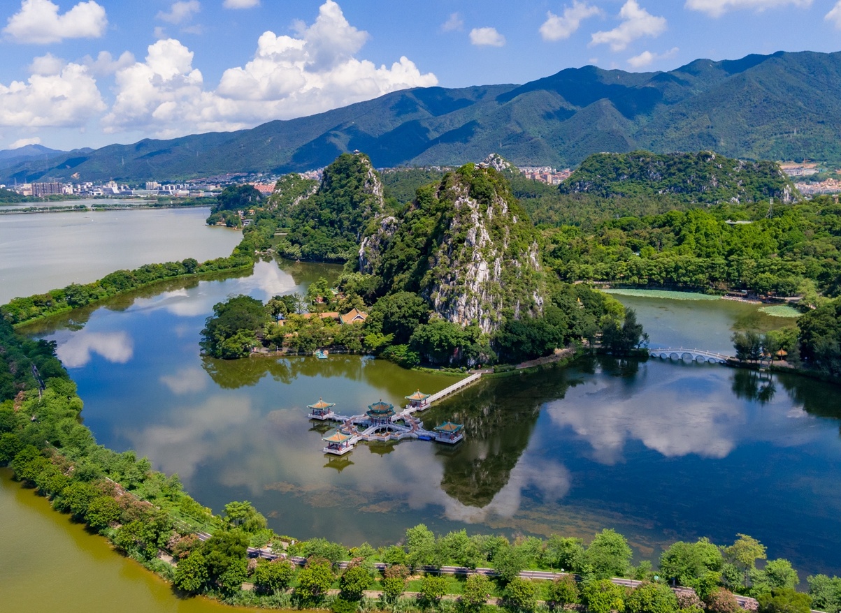 位于广东省肇庆市包括“七星岩”和“鼎湖山”两大片区1982年成为全国第一