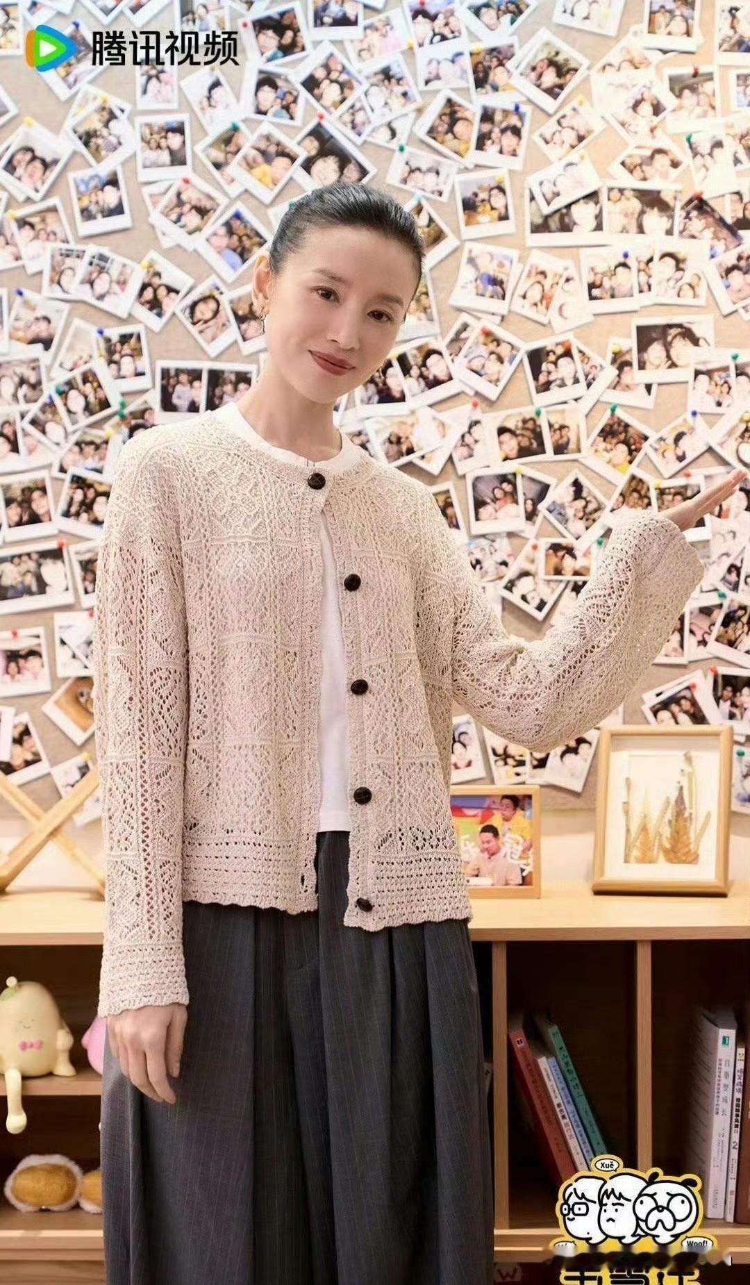 董洁这状态真是让人羡慕哭了！
节目里那种松弛自在的劲儿，比精修图更动人。
最绝的