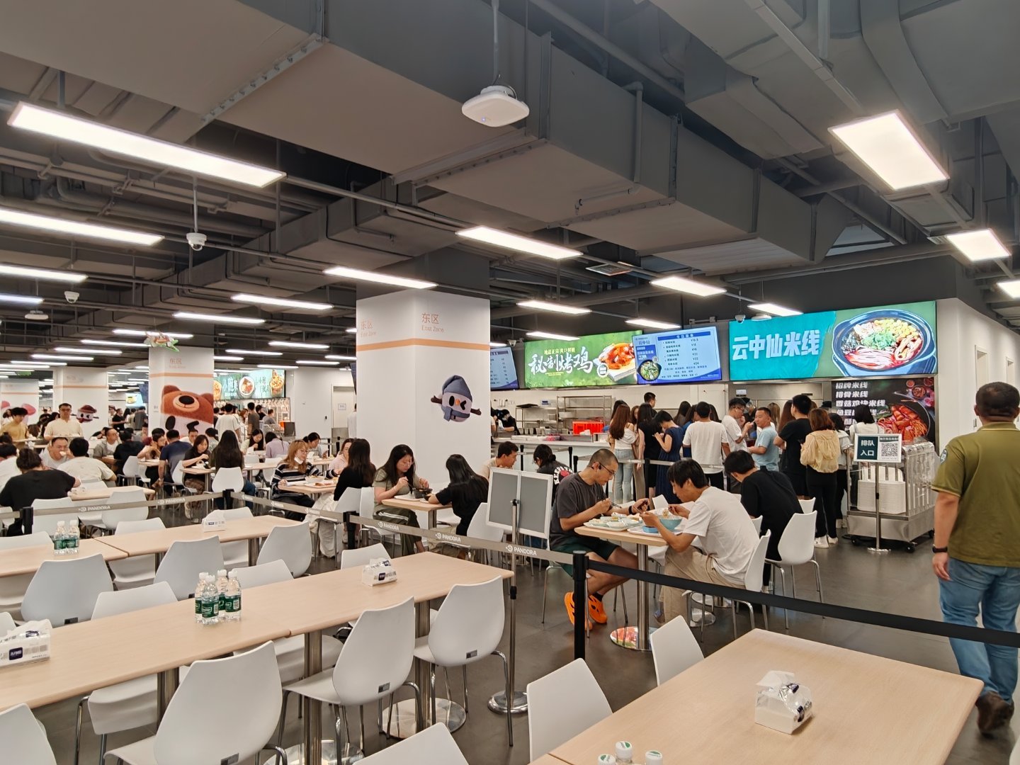 大家午饭咋解决？今天在理想总部，感受一下理想的食堂[doge]不是那种打饭的流水