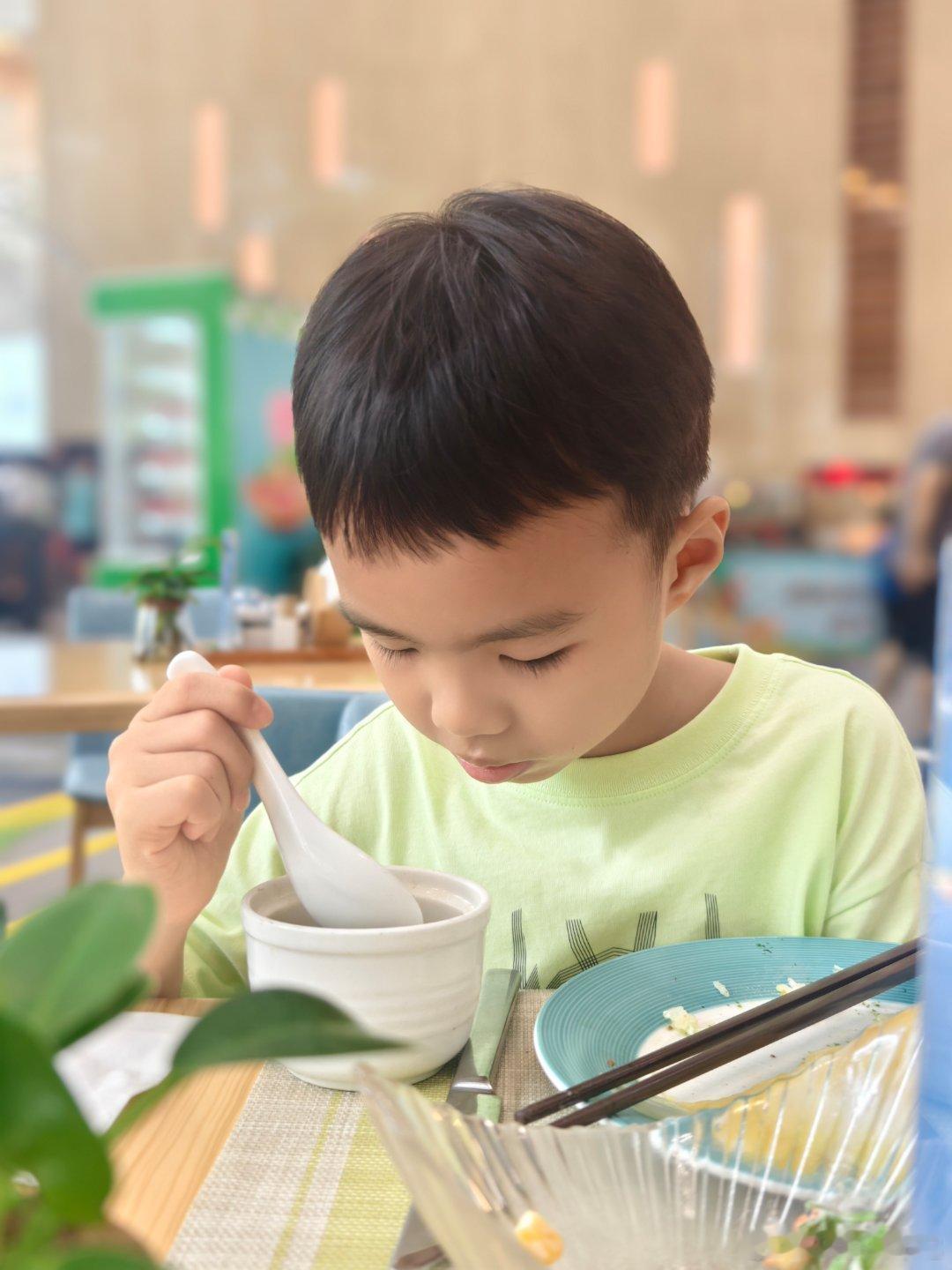 今天不上班，继续带娃出来释放下天性，看着那船模一脸哇塞的，差点笑死！ ​​​
