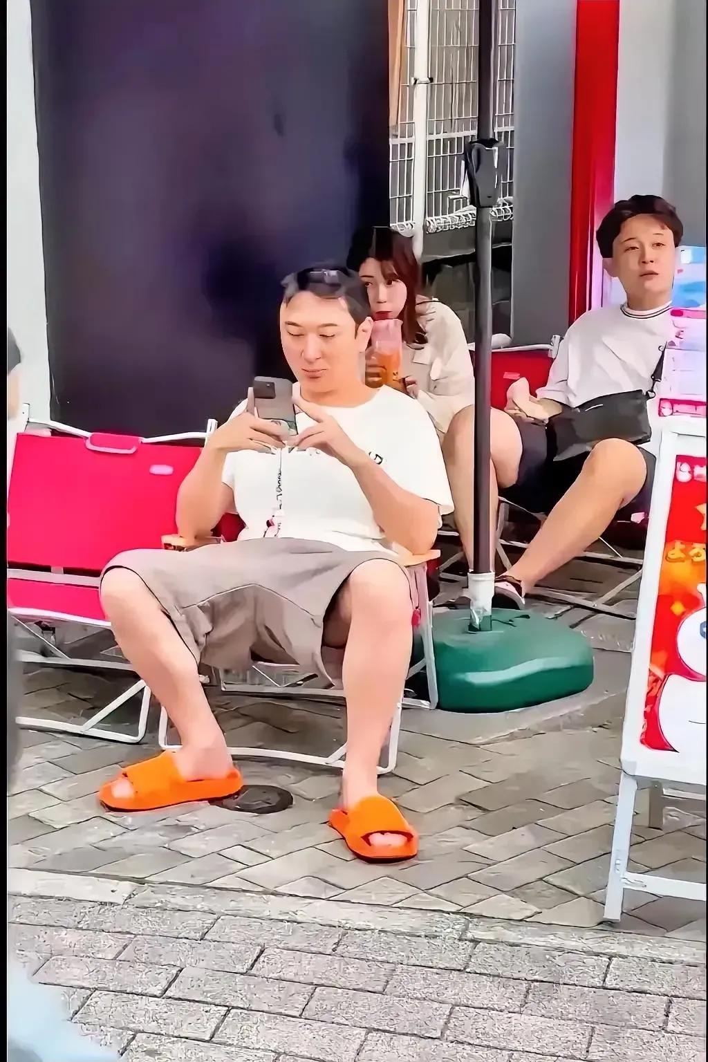 王思聪王健林父子就是标准的中国式父子关系。亲密又疏远，成年后除了母亲的连接外在的