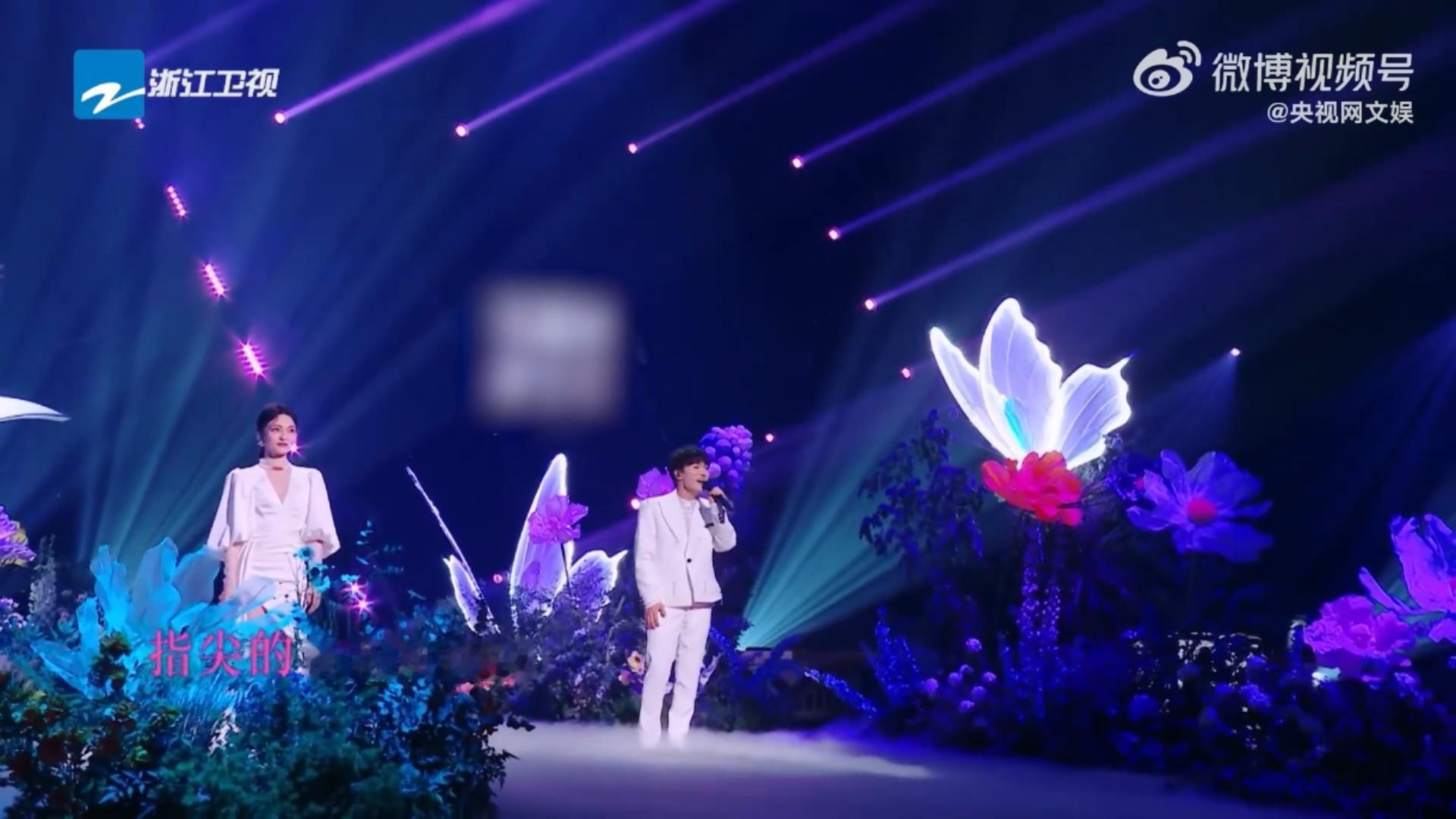 天赐导演cue周深《天赐的声音》舞台，关于青春常听的歌曲，导演想到了周深张韶涵《