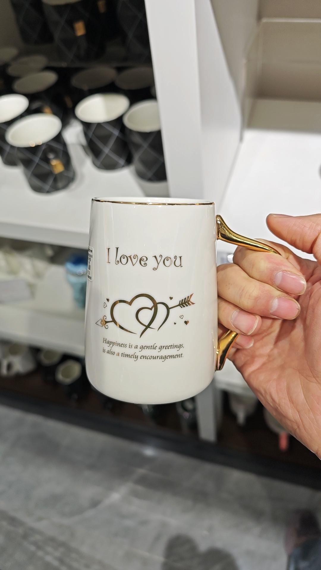 今天去超市买水杯，看到这个杯子上印着的字和图案，感觉自己有些老了，大家怎么看呢？