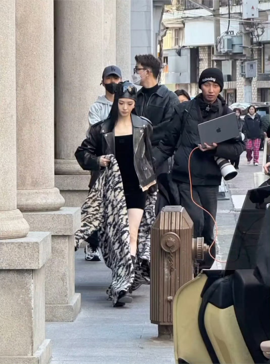 刘浩存 妈妈级别 刘浩存冷帽黑皮衣好酷[送花花]爱了爱了 