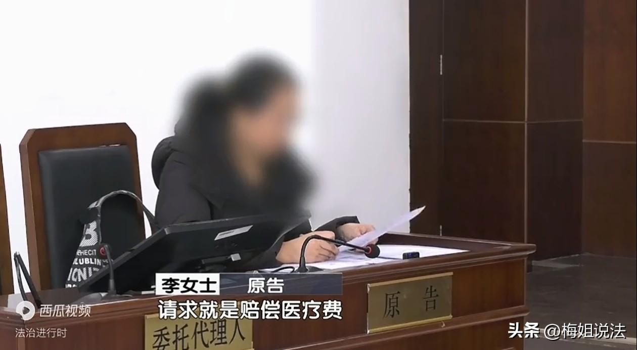 北京，一女子在走进蛋糕店时，脸误撞在了玻璃门上，受伤处缝了8针！女子上诉维权，想