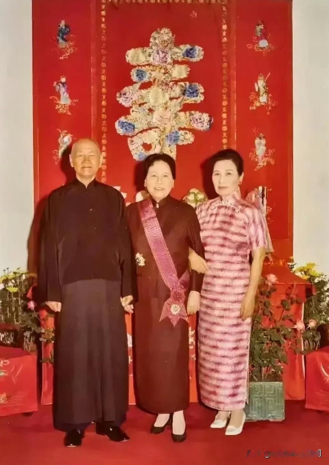 这是1969年，宋美龄与蒋介石为大姐宋霭龄80寿辰的一张十分珍贵的合影。宋霭龄移