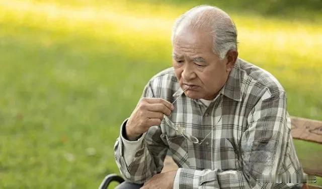 孤单的困惑（二十一）

认识陈大哥，是我们每天晚饭后散步的时候，我们散步在同一个