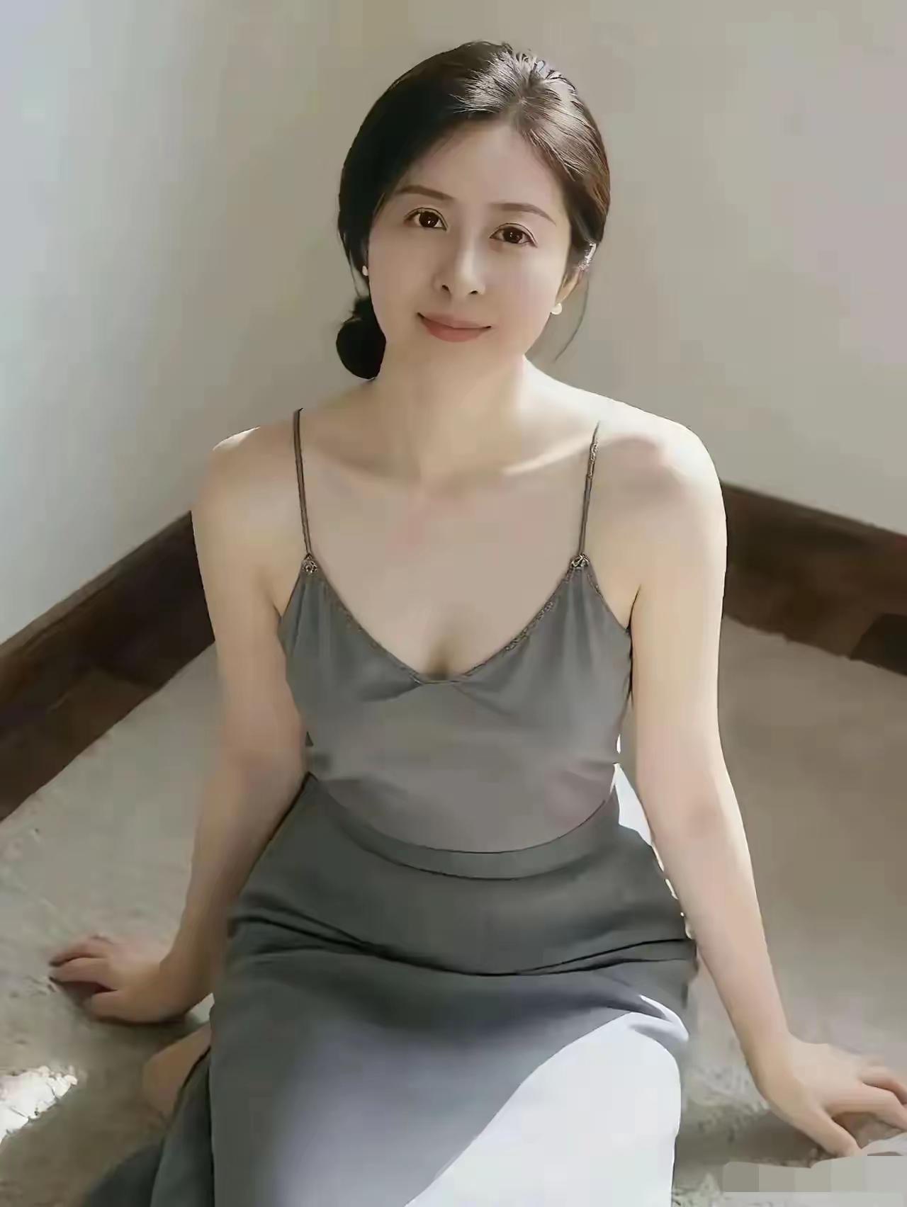 别再被爱情至上的话术骗了，成年人的婚姻真相，早就被生活扒得明明白白。很多夫妻闹矛