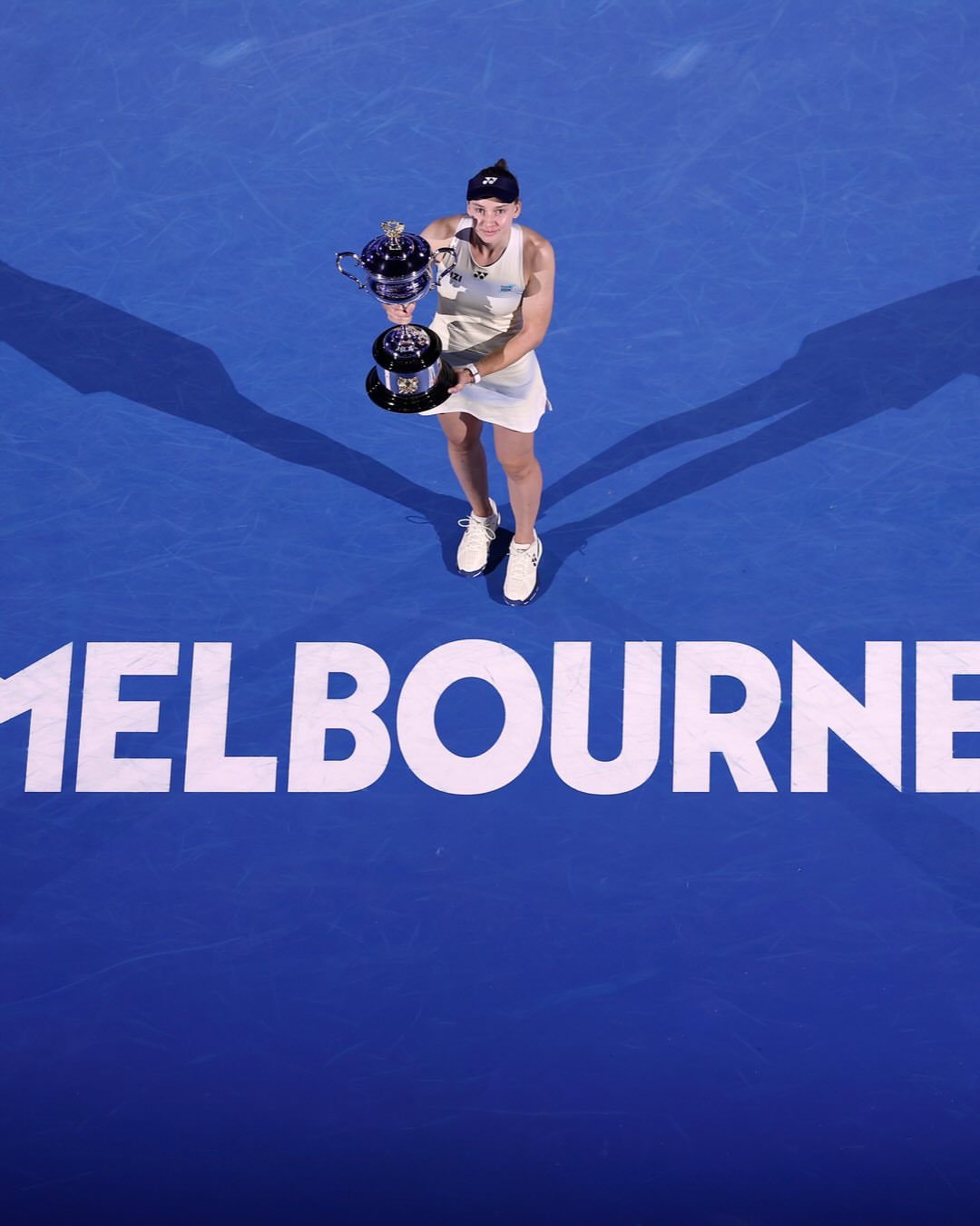 莱巴金娜首夺澳网冠军 莱巴金娜ElenaRybakina 捧杯图来了！莱巴金娜大