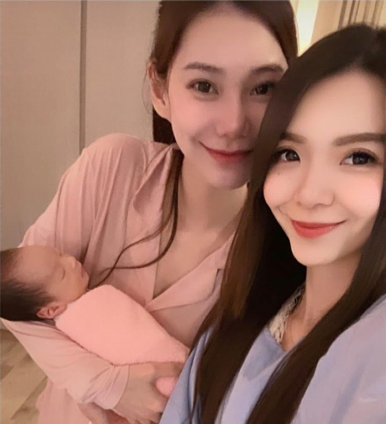 马筱梅马上要带小汪宝回北京了，最近她比较忙，忙着和朋友见面忙着给汪宝照满月照片，