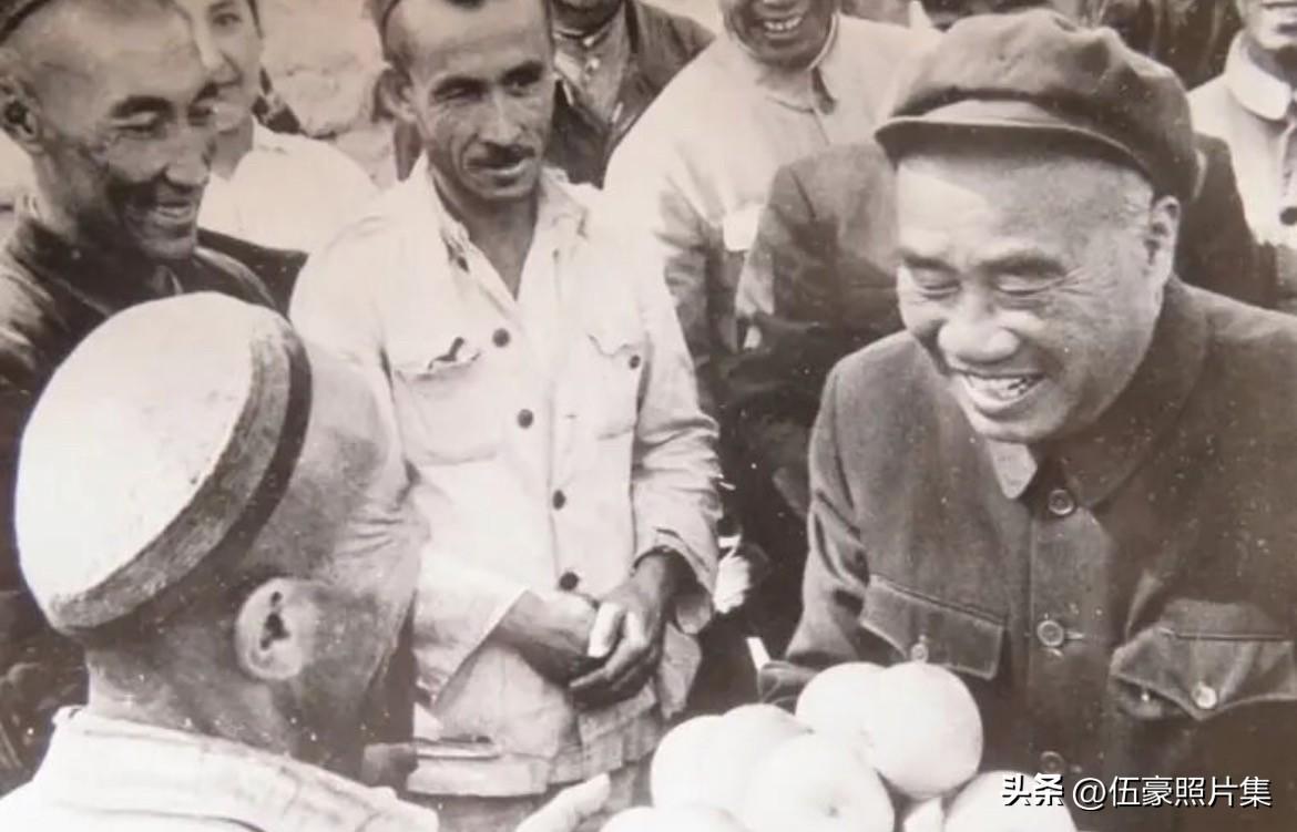 1958年，朱德元帅到新疆视察工作，主要前往克拉玛依和伊犁等地区了解情况。视察途