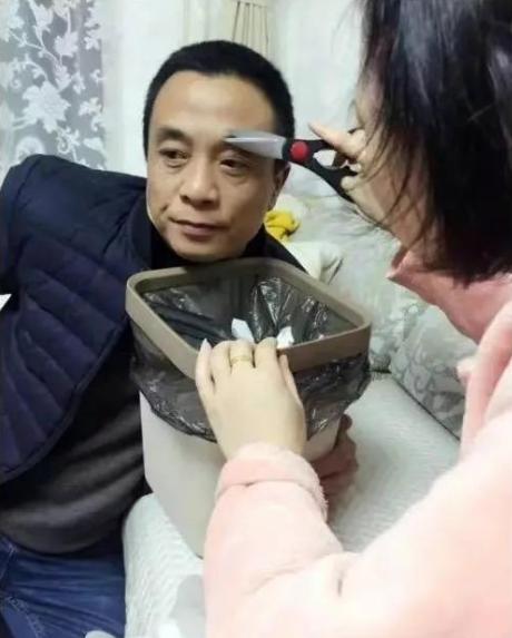 恩爱夫妻修眉记……一个敢剪，一个敢给[比心][比心]