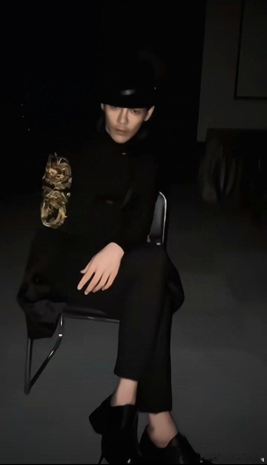 向佐 我的头发应该往哪个方向剪  向佐开启时尚自问，在艺人形象的塑造上徘徊。工作