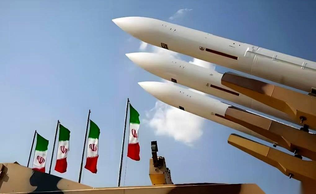 伊朗手里攥着一张王牌，高超音速导弹。但他的手在抖，迟迟不敢把牌甩在桌上。
因为所