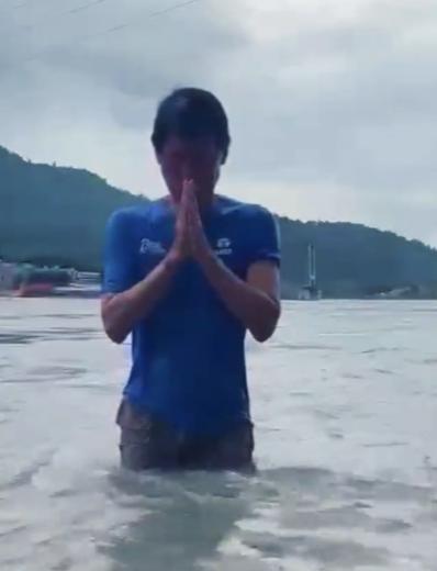 日本驻印度大使下河喝恒河水，这个画面最近引发热议。

视频中，日本驻印度大使小野