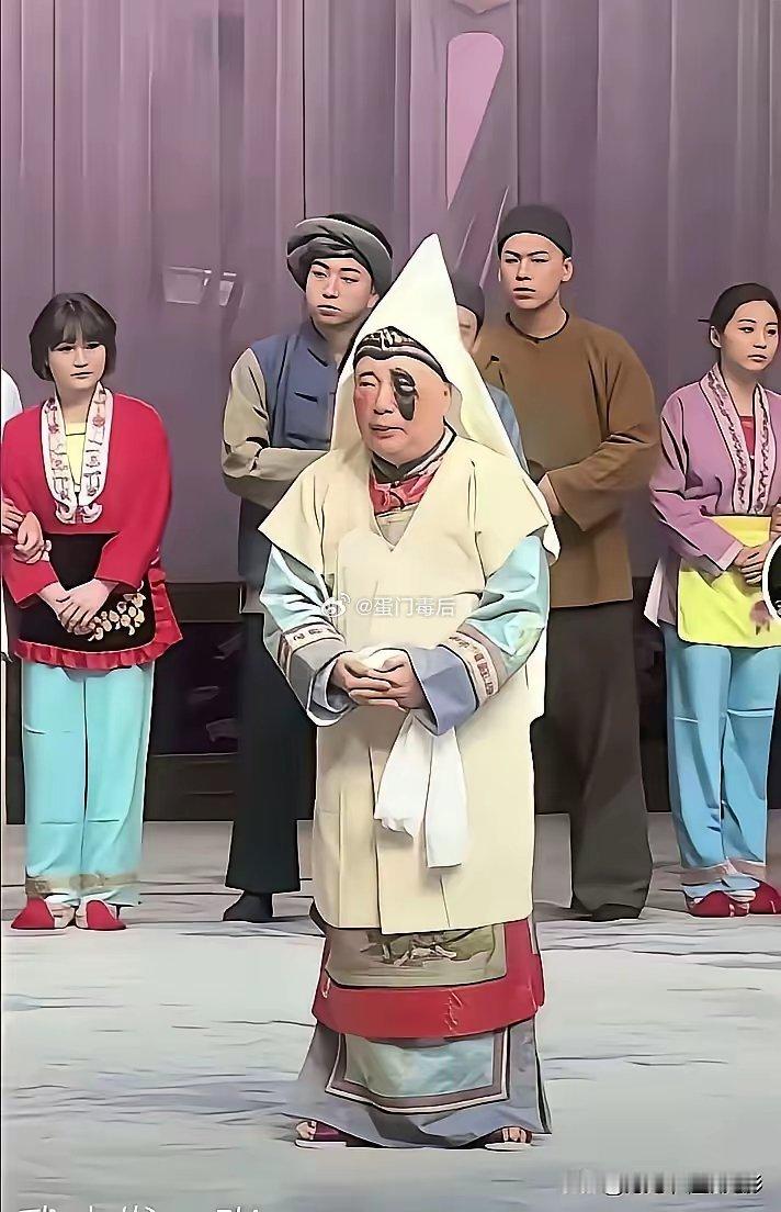 这个身披忠孝的老妇人角色是郭德纲吗？ 