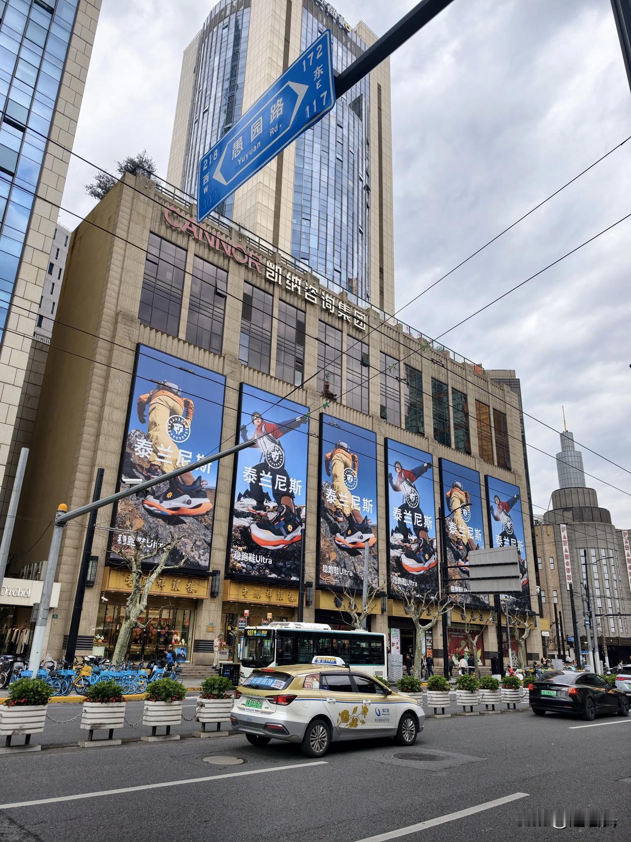 #泰兰尼斯# 最近在上海闹市区逛街，肯定会看到这个品牌的广告泰兰尼斯，最近疯狂砸