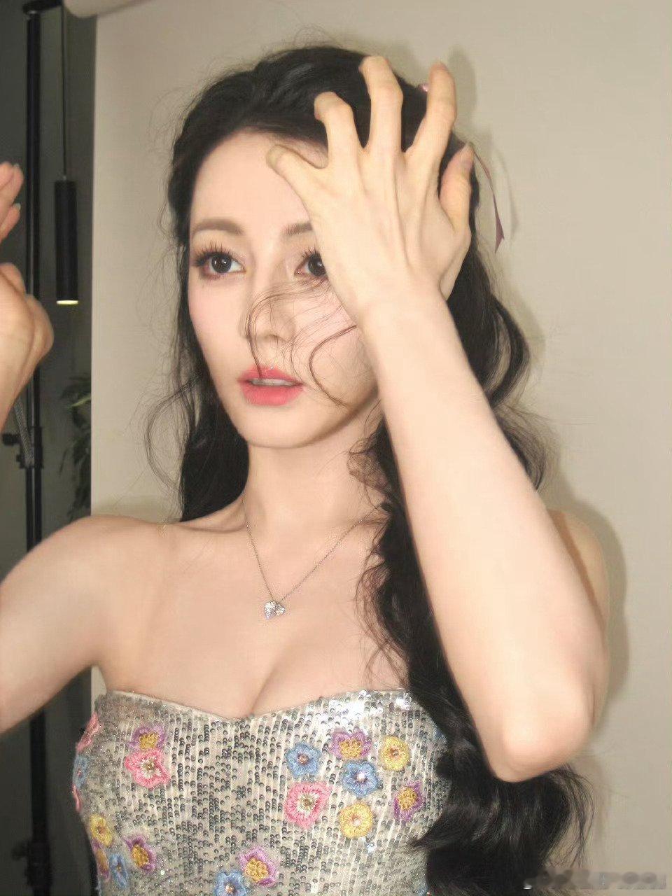 迪丽热巴又一组花仙子💐花絮图奉上我就说！！！第一个用ccd拍迪丽热巴的人是天才