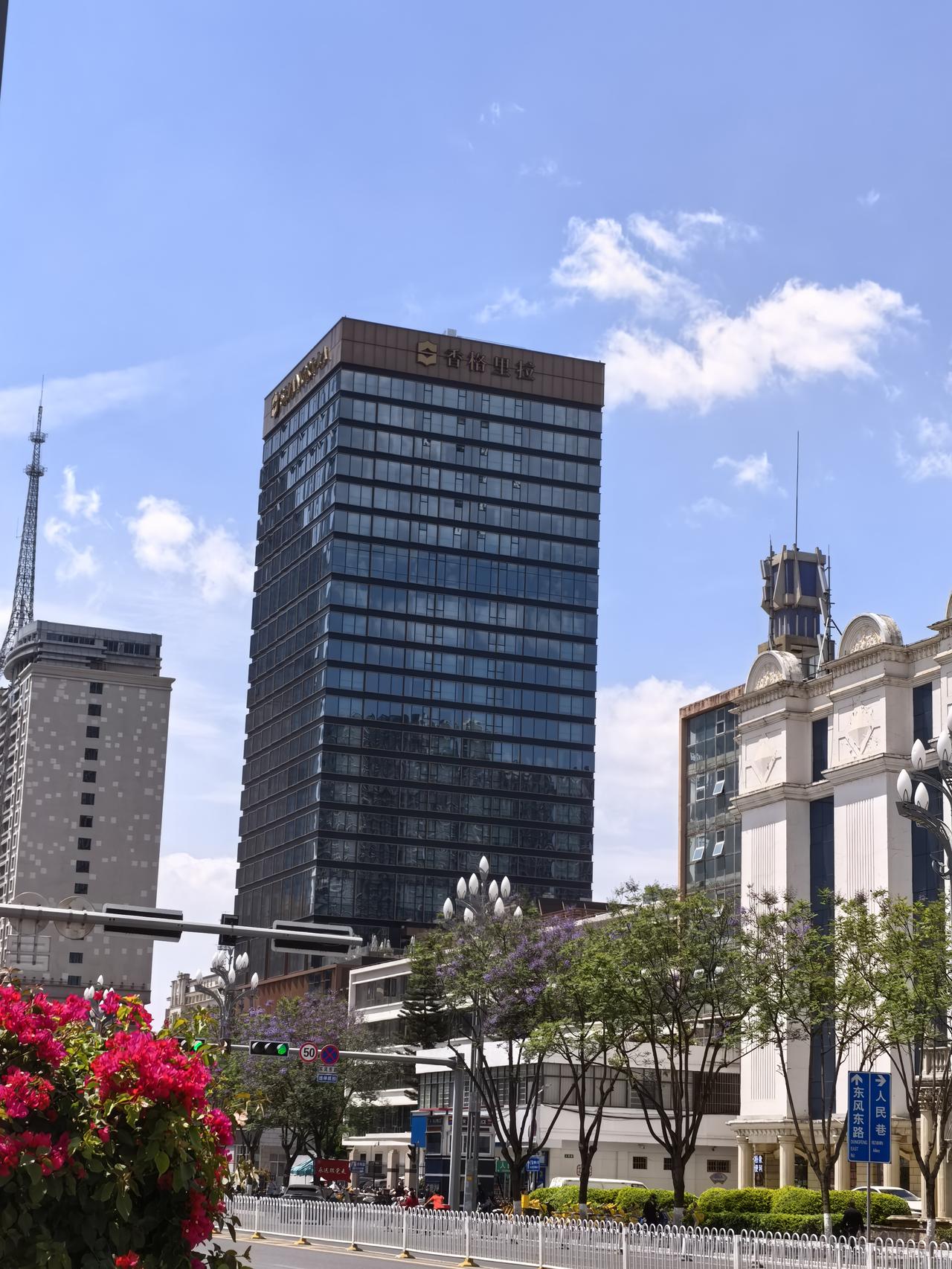 全国最小的自己建设的香格里拉酒店了吧！这幢楼里还有一家香格里拉酒店集团旗下的“今