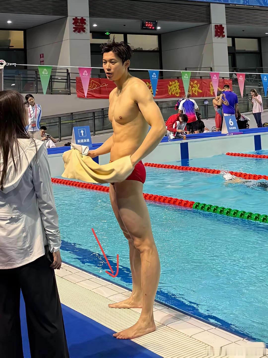 不懂就问，汪顺这算不算扁平足啊… 