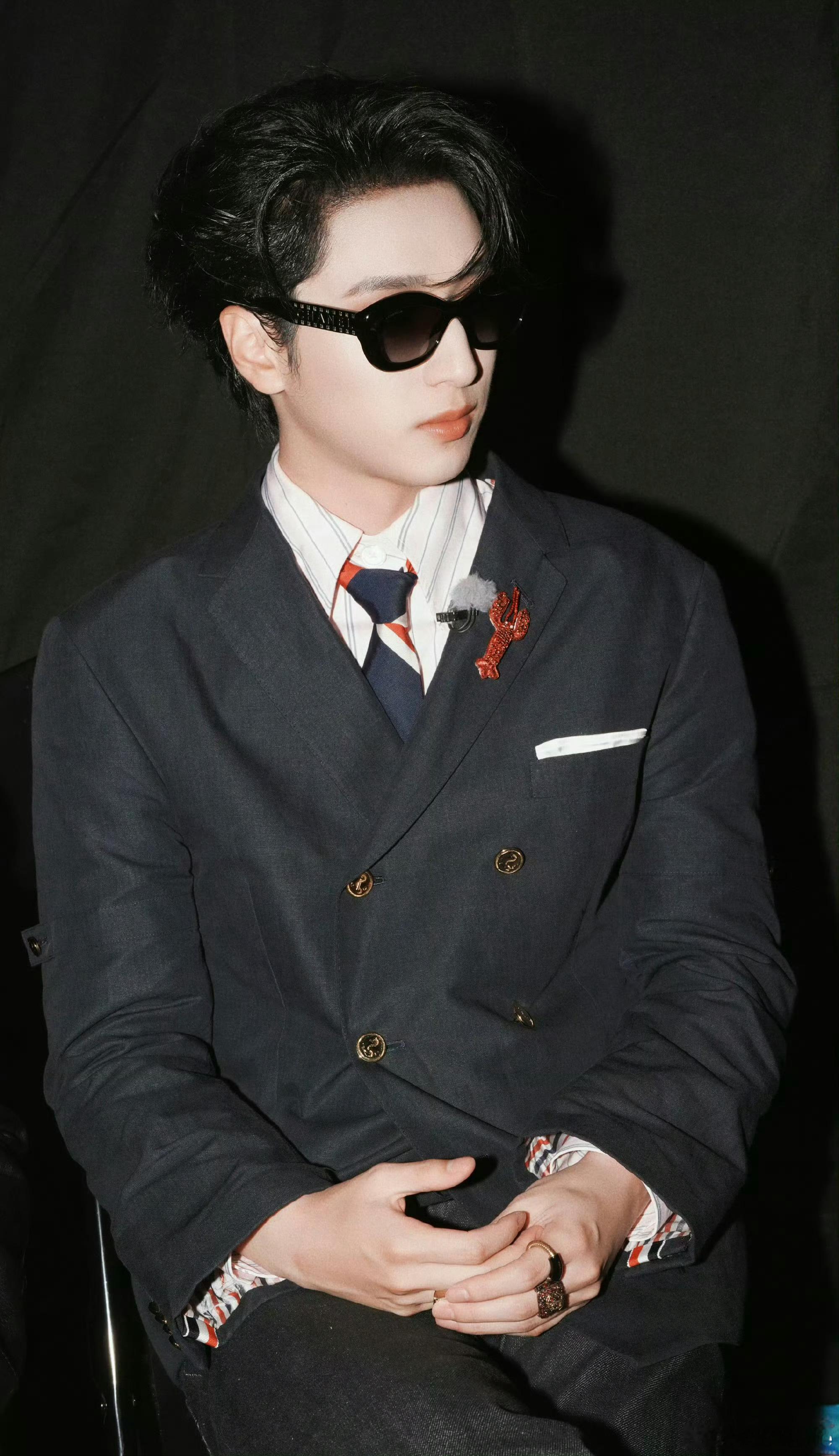 严浩翔 × 说唱巅峰对决2026全新两组造型大片1️⃣ Thom Browne 