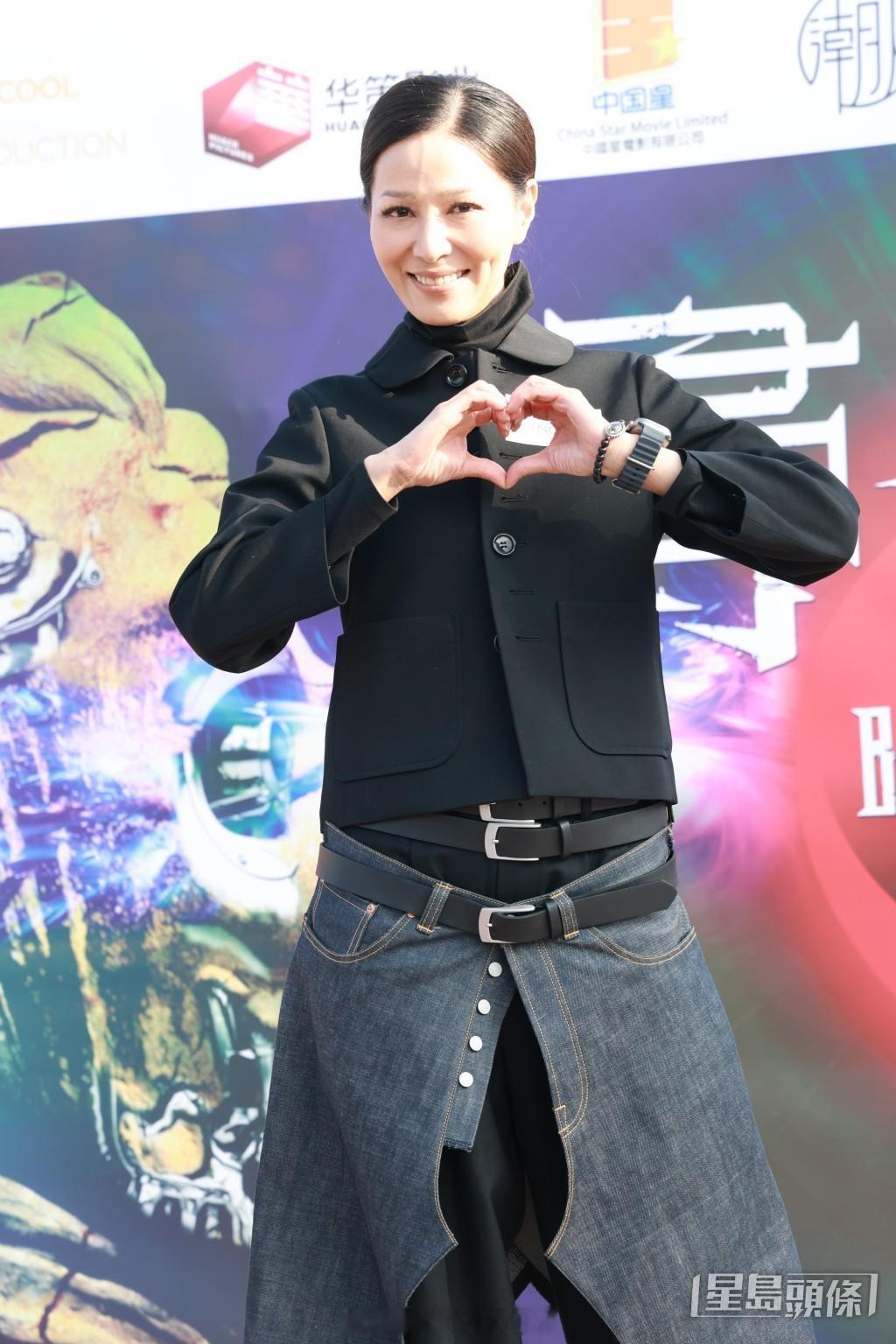 星岛：滕丽名拼命拍戏膝盖红肿受重伤 疼痛难忍大口喘气惨呼：根本没有力气 坐轮椅出