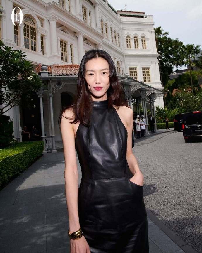 最近刘雯在出席时尚活动的时候搭配了一身黑色的裙子，看起来真的是很酷，也很潇洒。