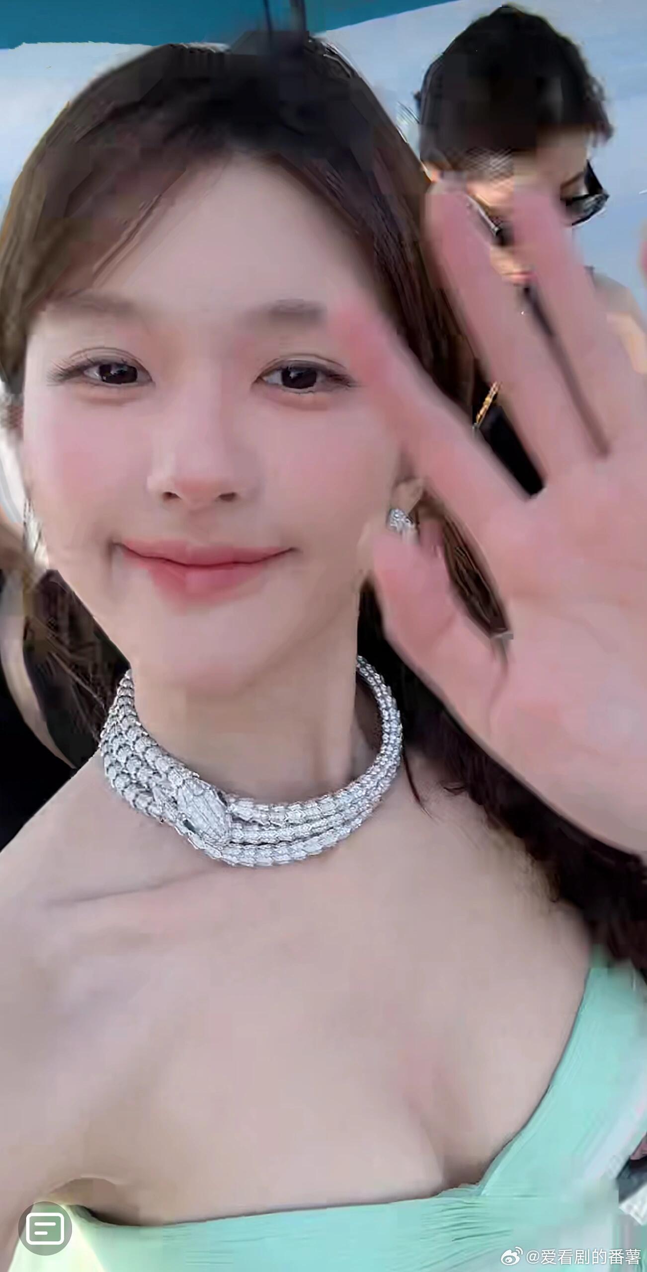 #赵露思超长麻花辫##赵露思[超话]# 这个造型好看！太美了，就是肩膀太瘦了，心