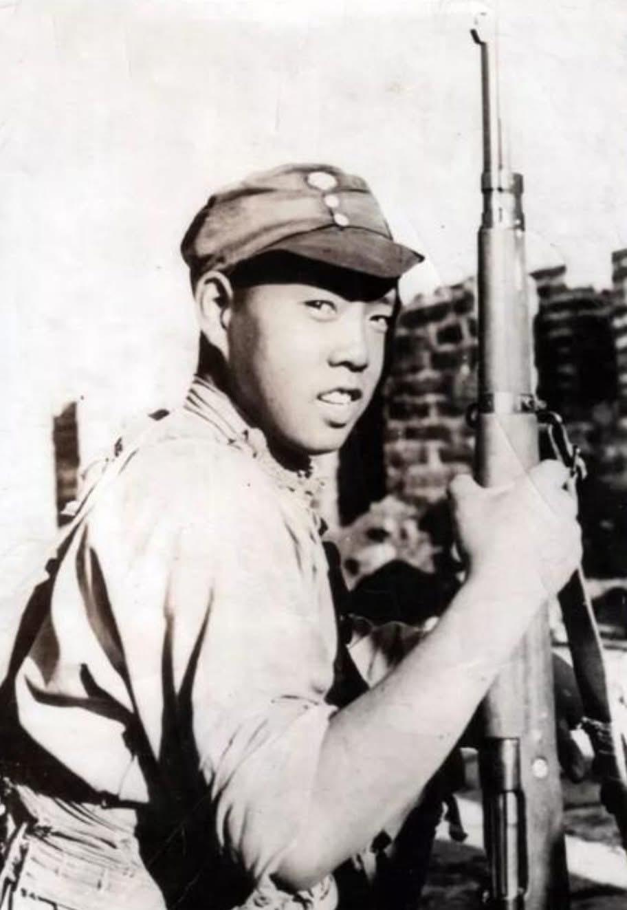 抗战初期，华北地区，一名年轻国军战士对着镜头留下的历史影像！ 大家认得出该步枪型